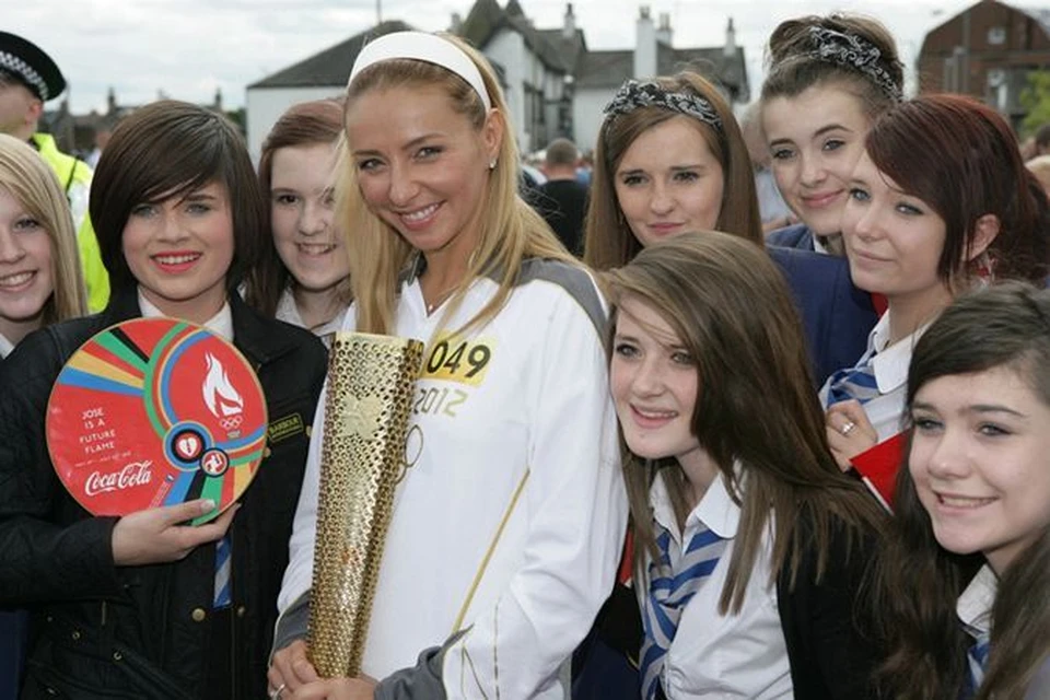 Перед тем как добраться до Лондона, олимпийский факел в компании Татьяны Навки (на фото - с шотландскими школьниками) и других звезд спорта пропутешествовал по всему миру.