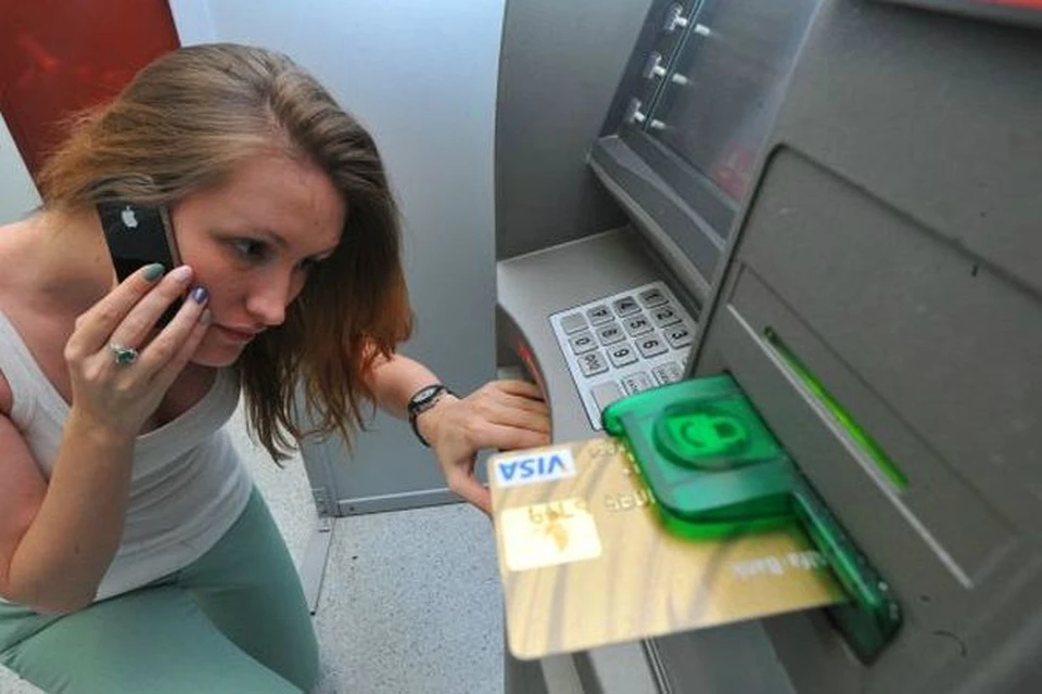 Снимайте деньги только в банкоматах в отделениях банков, отелях или торговых центрах.