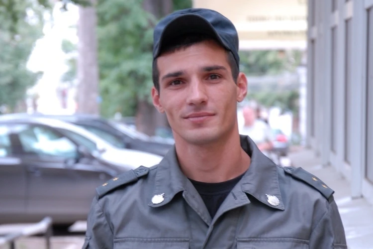 Пермский полицейский, находясь на выходном, скрутил в подъезде грабителя