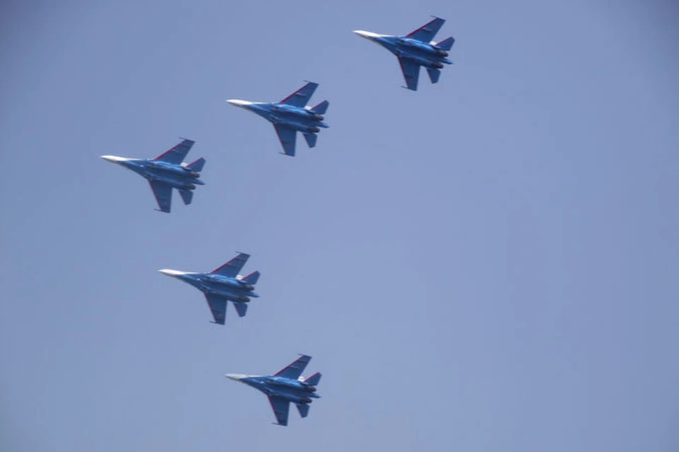 «Русские Витязи» в небе над Белгородом показали элементы высшего пилотажа.