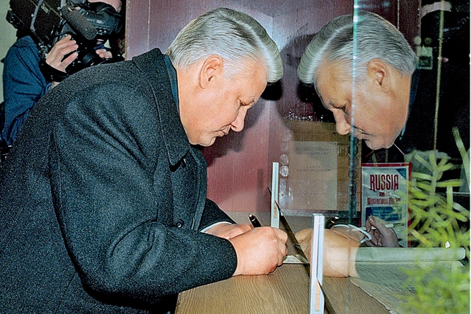 Исторический кадр: гражданин России Борис Ельцин получает свой кровный ваучер. Интересно, он тоже распорядился им бездарно или получил-таки свою долю госсобственности?...