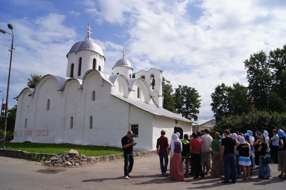 Паломники увезут с собой фото с вандальными надписями