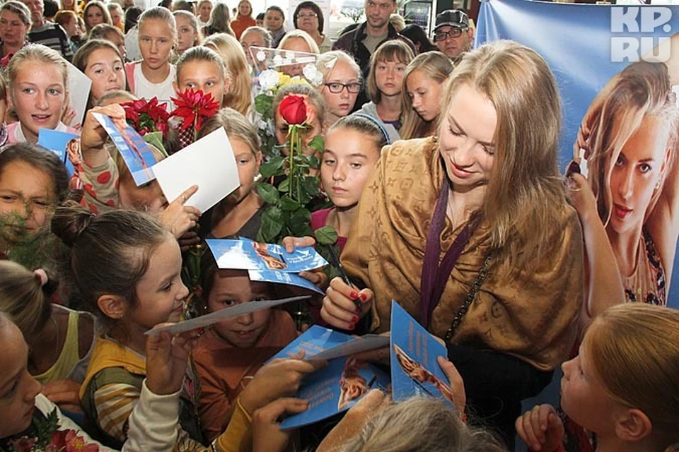 Целое море девчонок, для которых в синхронном плавании еще все впереди, встречали Тиманину в аэропорту