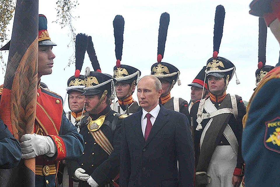Президента приветствовали воины в мундирах 1812 года и солдаты роты почетного караула со старинными русскими знаменами.