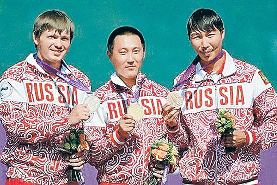 Олег Шестаков (слева), Тимур Тучинов (в центре) и Михаил Оюн показали на родине Робин Гуда, как надо стрелять из лука.