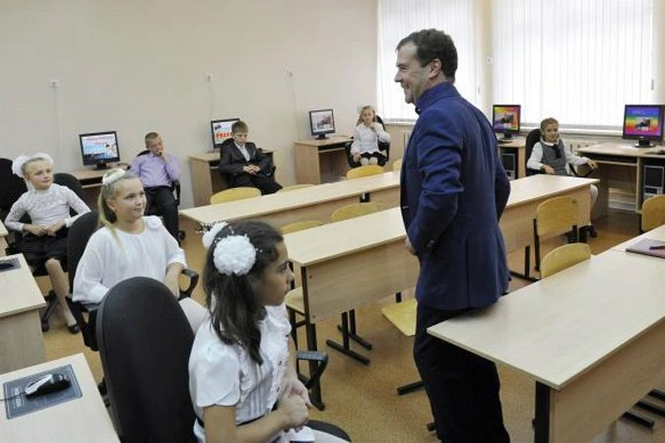 В сельской школе Дмитрий Медведев пообщался с детворой, а чиновникам напомнил, что образовательные учреждения в глубинке нельзя бездумно сокращать и оптимизировать.