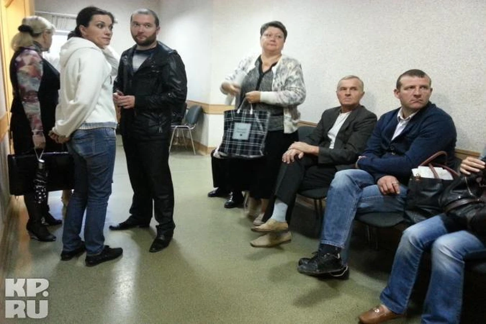 В отличие от своего бывшего супруга, Оксана Шувырденкова (слева) на здоровье не жалуется и приезжает на каждое заседание.