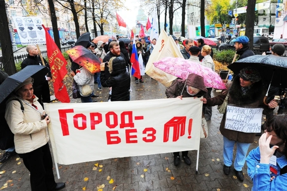 Колонна митингующих двинулась от Комсомольской площади.