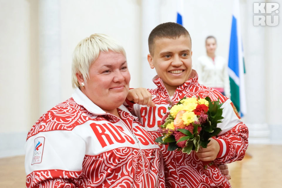 Олеся (на фото справа) пришла на прием губернатора со своим тренером Светланой Пальцевой.