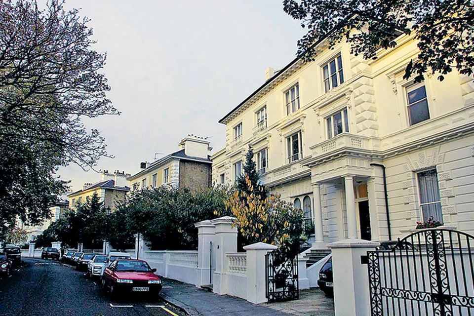 Один из этих великолепных белоснежных особняков в районе Лондона, Южный Кенсингтон, российский экс-сенатор вынужден был уступить своей бывшей жене.