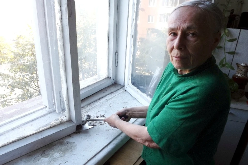 Благодаря коммунальщикам, пенсионерка только топором открывает окна, иначе никак