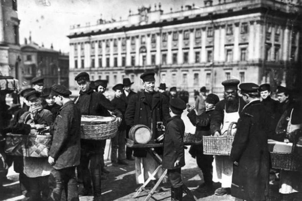 Экономический подъем в России столетней давности свела на нет революция. На фото: торговцы на Дворцовой площади Санкт-Петербурга. 1900 год.