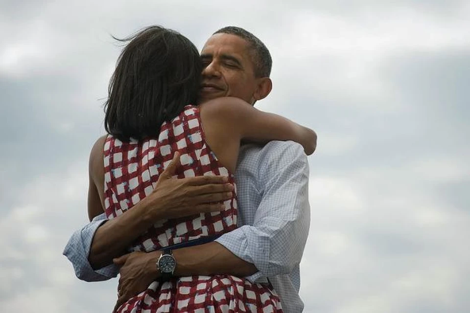 Сообщение сопровождалось фотографией, на которой Обама обнимает свою супругу Мишель