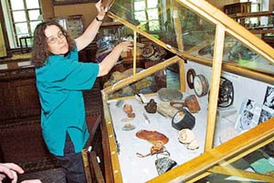 В Минералогическом музее имени А. Е. Ферсмана «загадочными находками» заполнен целый стенд.