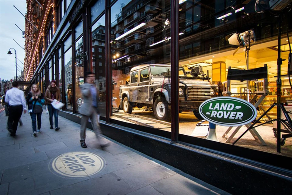 Перед выходом на широкий экран 23-го фильма о Джеймсе Бонде в окне магазина Harrods на  Бромптон-Роуд в Кенсингтоне будет выставлен Land Rover Defender 110 Double Cab Pick Up, которым  управляет агент Ив.
