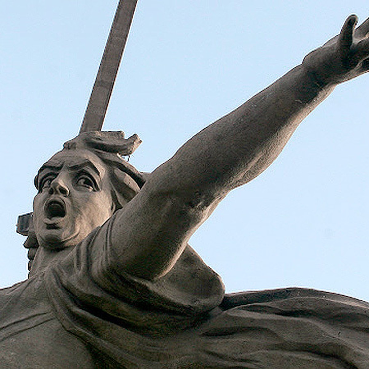 На монумент «Родина-мать» в Киеве установили трезубец