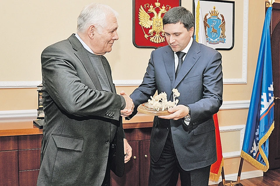 Губернатор Ямала Дмитрий Кобылкин вручил подарок Леониду Рошалю (слева).