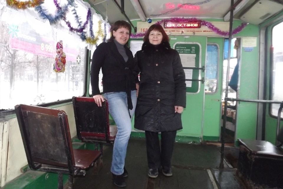 Вагоновожатая Елена Нежненкова (слева) и кондуктор Евгения Матвеева.