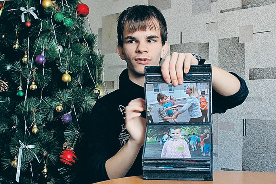 Максим показывает фото американской семьи, которая хочет его усыновить.