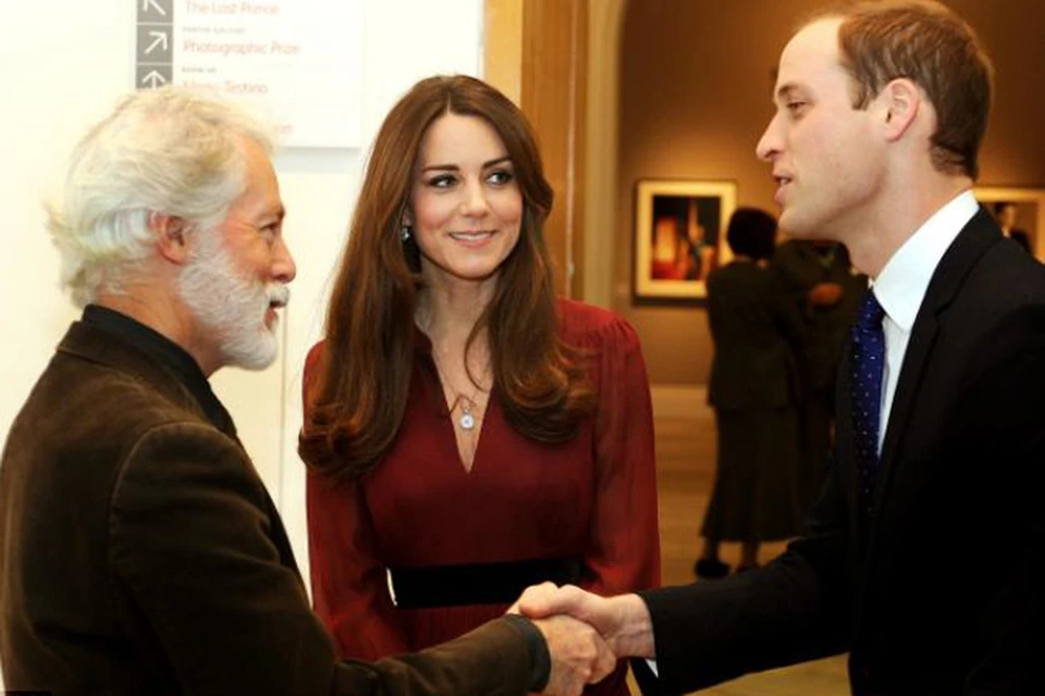 Герцогиня знакомит своего мужа, принца Уильяма, с художником Полом Эмсли.