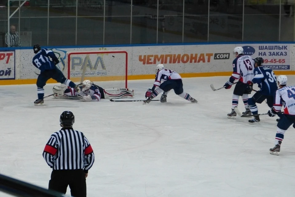 Кирилл Кононенко забрасывает третью шайбу в ворота "Зауралья".