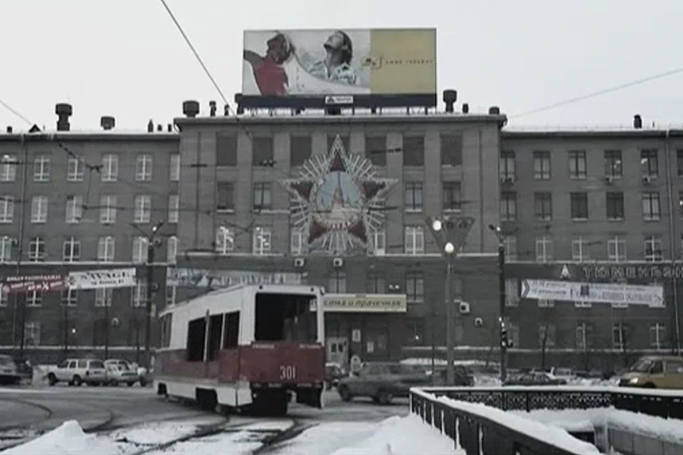 В первом кадре появляется звезда на здании теплотехнического института
