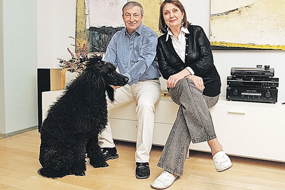 Семен Альтов с женой Ларисой дома, в Санкт-Петербурге.