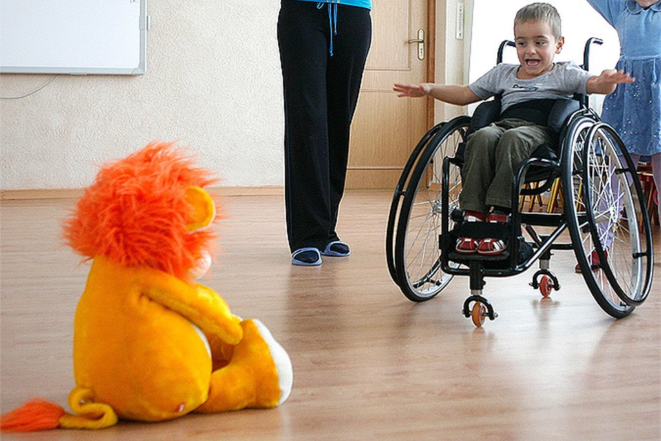 Ребенок является инвалидом детства. Дети инвалиды. Инвалид детства. Родители детей инвалидов. Помощь детям-инвалидам.