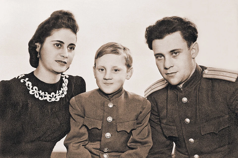На этой архивной карточке Володя Высоцкий вместе со своими родителями. Снимок сделан в 1947 году.