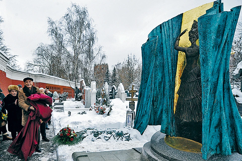 То, что появился памятник на могиле Татьяны Шмыги, - заслуга Василия Ланового. Он даже на время позаимствовал драпировку в театре, которой был прикрыт памятник. Слева от Ланового - муж Татьяны Шмыги композитор Анатолий Кремер