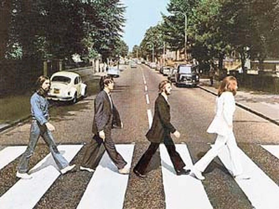 Обложка Abbey Road: все битлы в обуви, а Пол - босиком. Фанаты сразу подумали, что это неспроста...