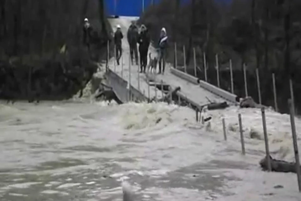 Практически полностью мост оказался под водой