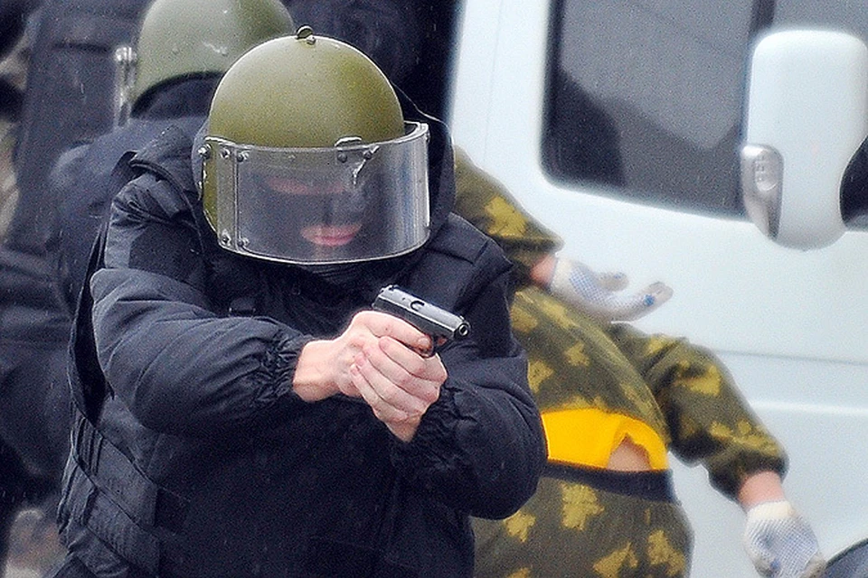Громкий скандал в МВД: полицию пытались одеть в шлемы для сталеваров