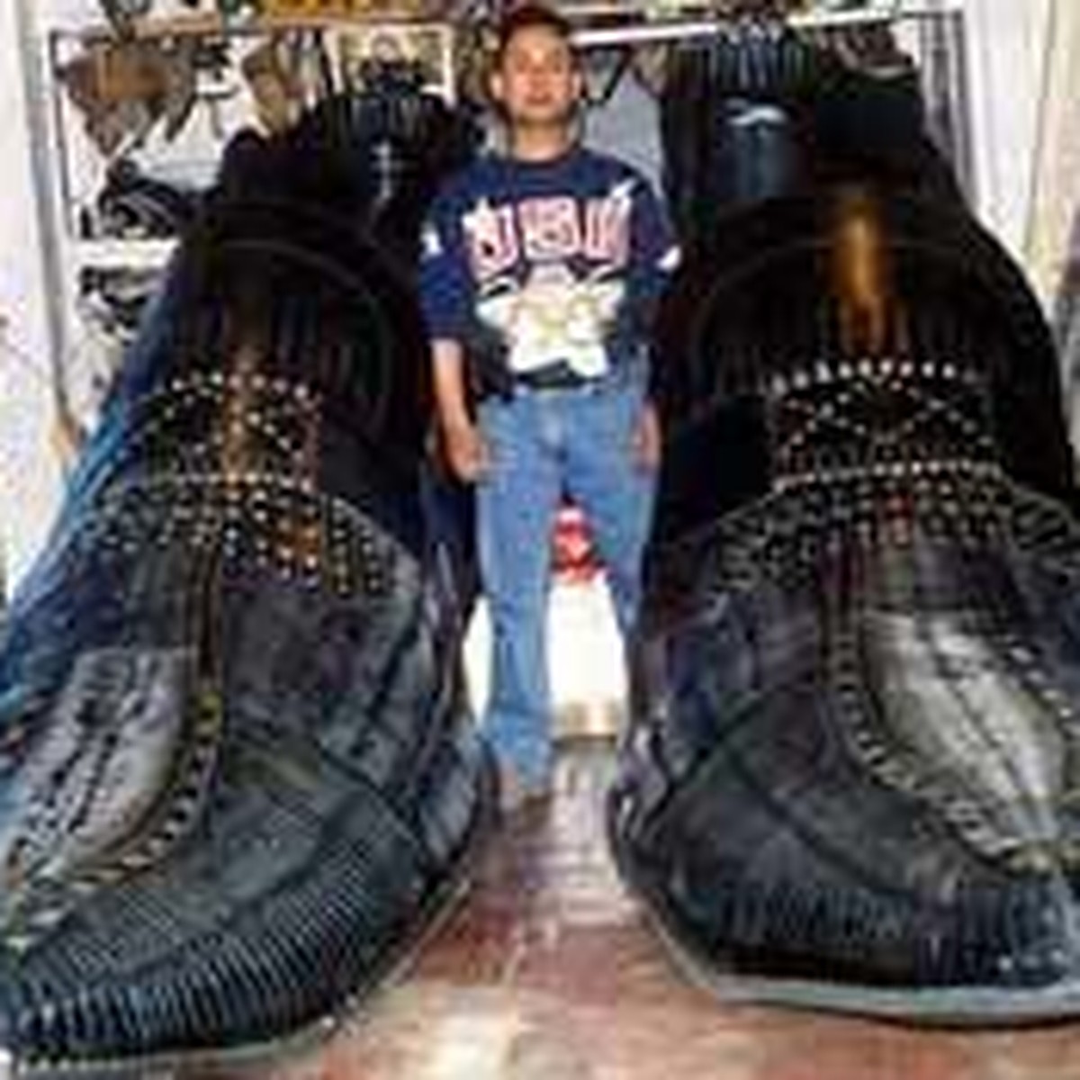 Мир большой обуви. Огромные ботинки. Гигантские туфли. Самый большой ботинок в мире. Гигантские сапоги.