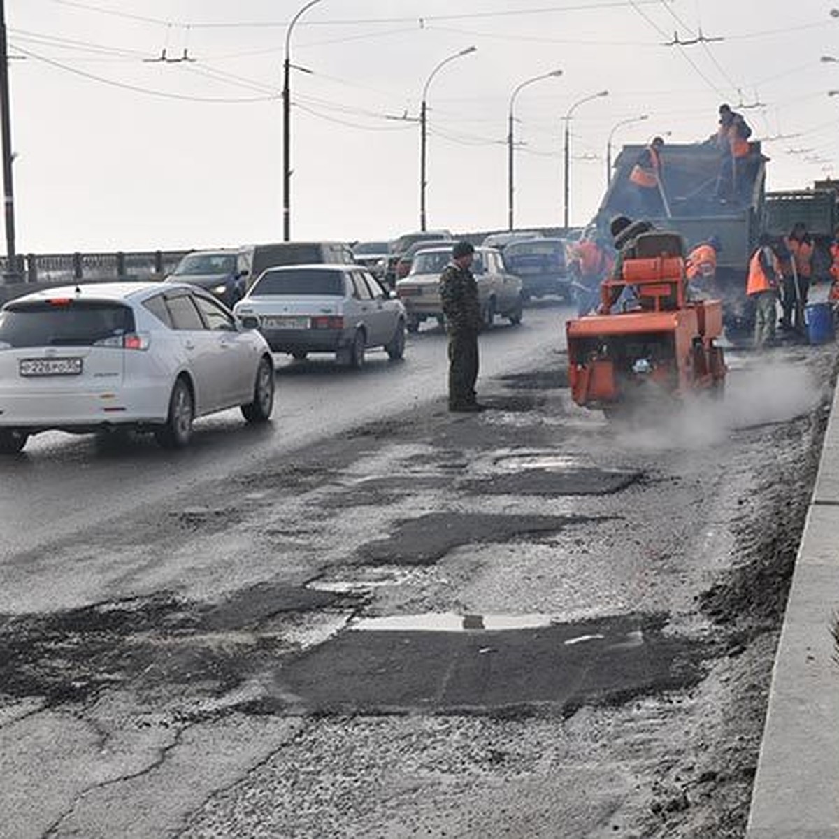 В Омске разбитый Ленинградский мост подлатают, а летом заасфальтируют -  KP.RU