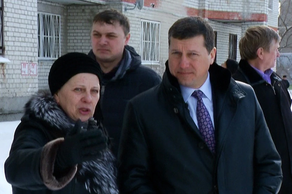 Председатель ТСЖ Лариса Шаронова показала главе города, что было сделано в их дома за последние месяцы.