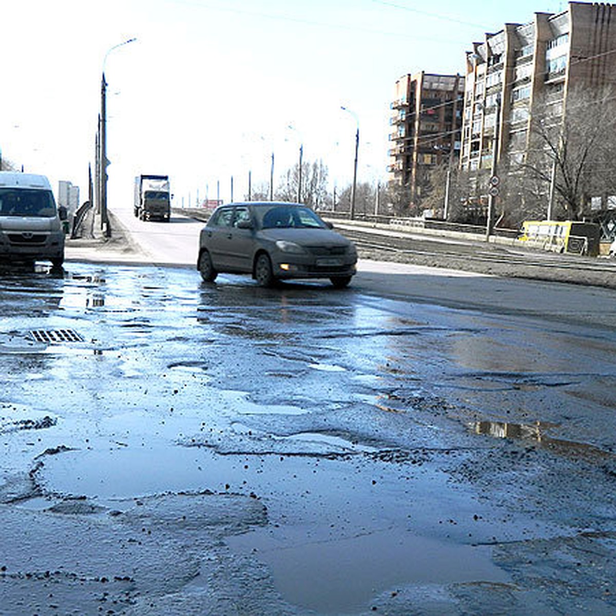 В Самаре после ремонта на Заводском шоссе полно дыр, а на Физкультурной -  лужи по колено - KP.RU