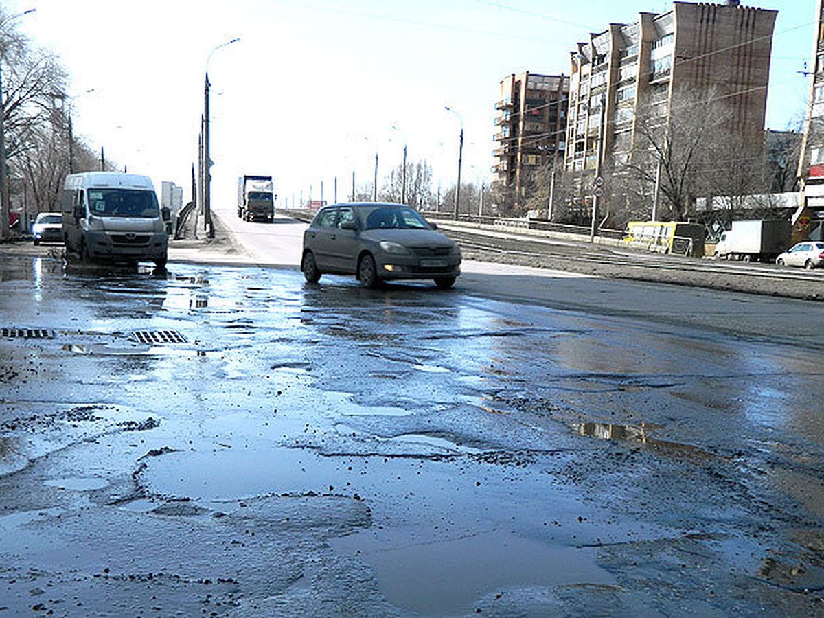 В Самаре после ремонта на Заводском шоссе полно дыр, а на Физкультурной -  лужи по колено - KP.RU