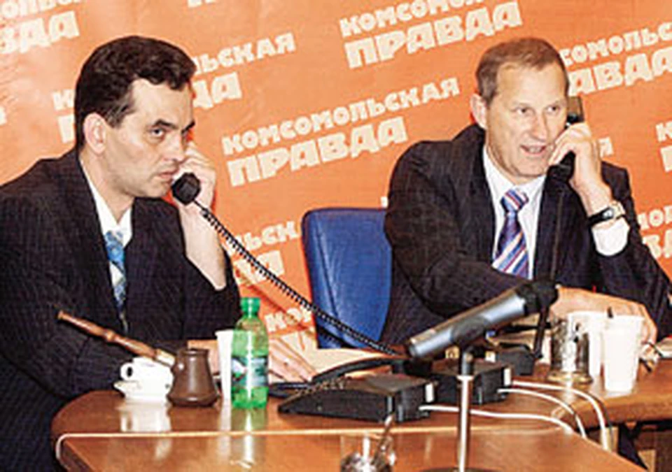 Эдуард Манько (слева) и Виктор Волохов в редакции «Комсомолки».