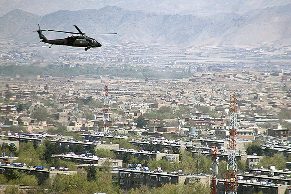 Корреспонденты "КП" следят за развитием событий с захваченным российским летчиком, а в небе Кабула пролетают американские вертолёты.
