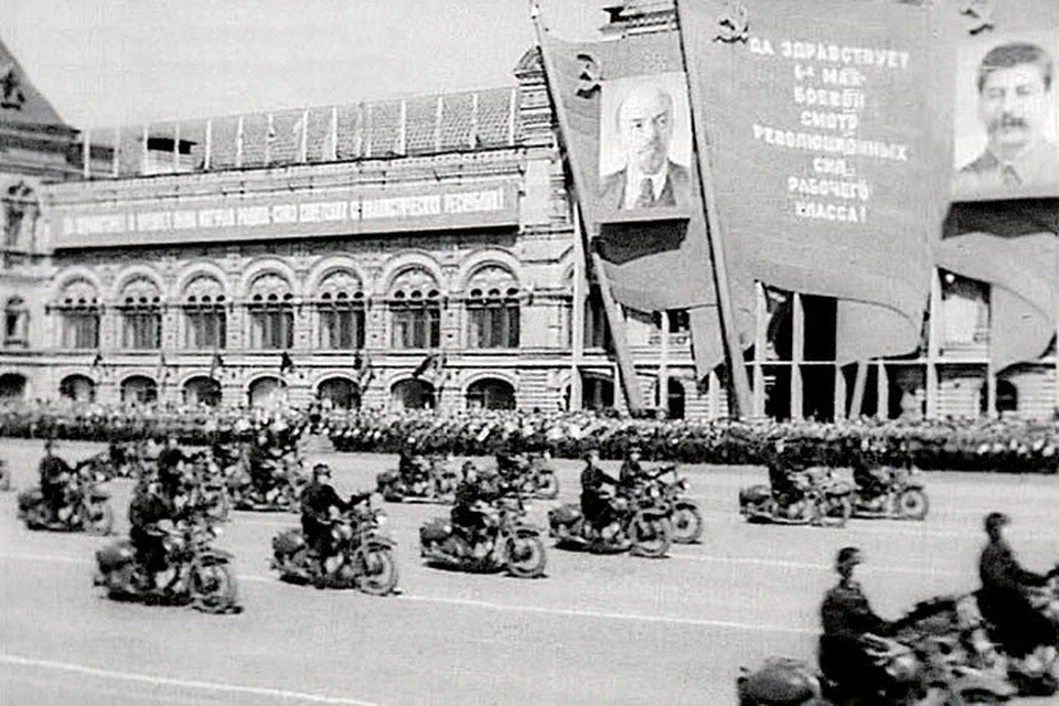 На парадном марше моторизованные части Красной Армии. 1 мая 1941-го. До начала Великой Отечественной - 52 дня...