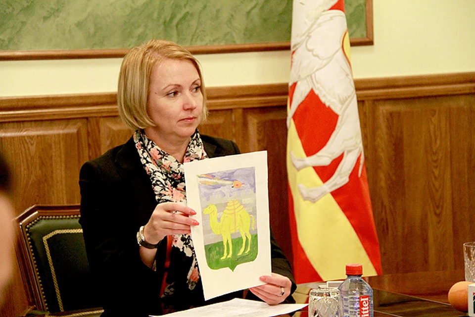 Ирина Гехт демонстрирует детский рисунок с новым гербом Челябинска