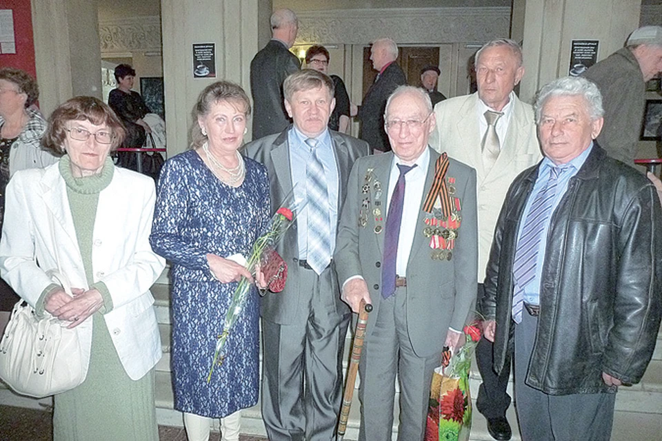 Генеральный директор ОАО «МЗ РИП» Б.А. Жулин и ветеран Великой Отечественной войны И.П. Дрындин (в центре) с участниками заводского праздничного вечера.