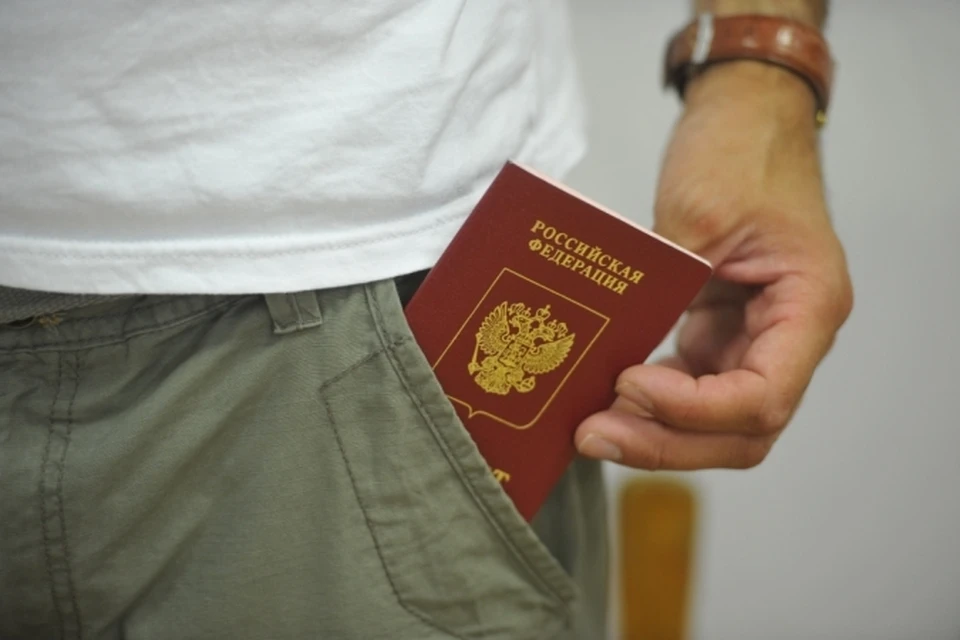 Загранпаспорт истек за границей: что делать?