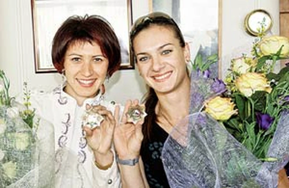 Таня Лебедева (слева) и Лена Исинбаева с орденами «Спортивная слава России» в редакции «КП».