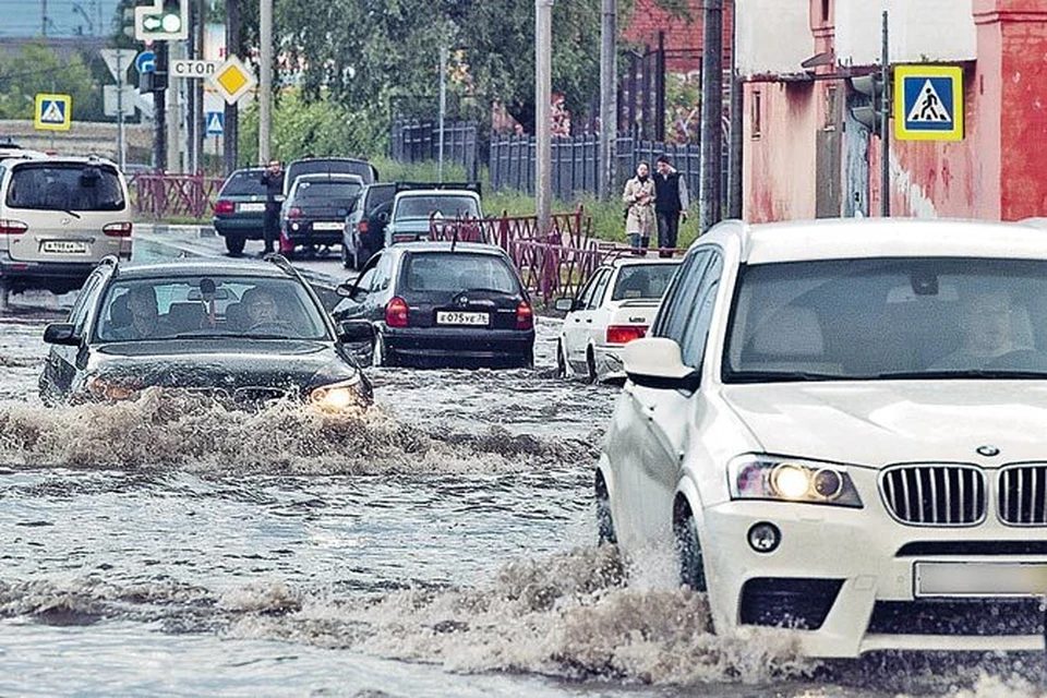 Во время ливня в Ярославле уровень воды на дорогах достигал метровой высоты.
