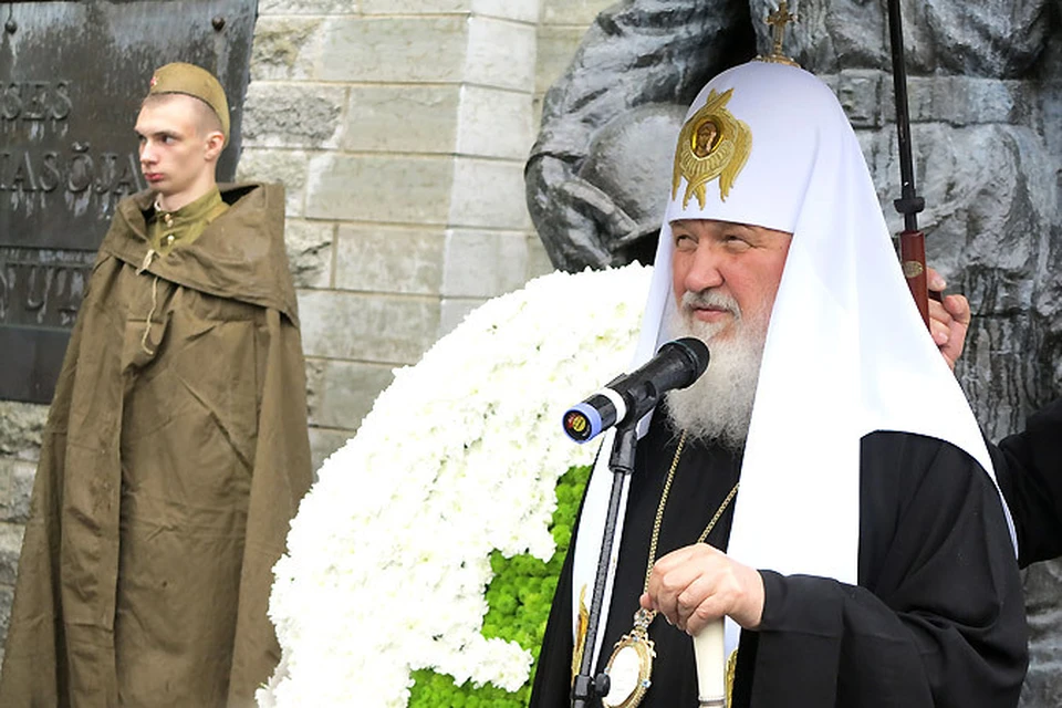 Патриарх Московский и всея Руси Кирилл в ходе своего визита в Эстонию побывал у Бронзового солдата.