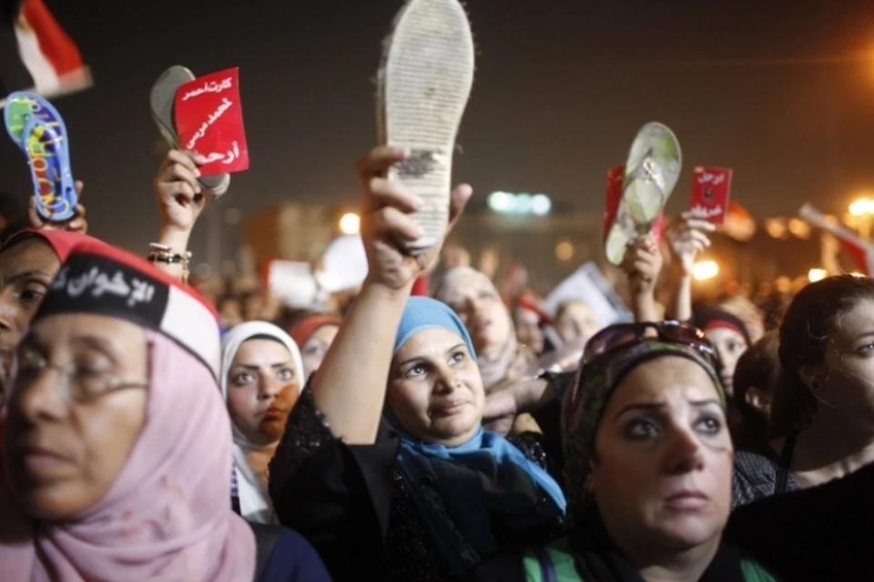 Протестующие египтяне демонстрировали президенту на экране подошвы обуви, таким образом показывая свое отношение к его словам
