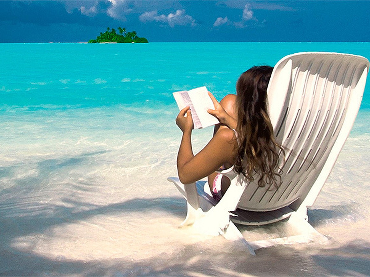 Девушка с книгой на берегу