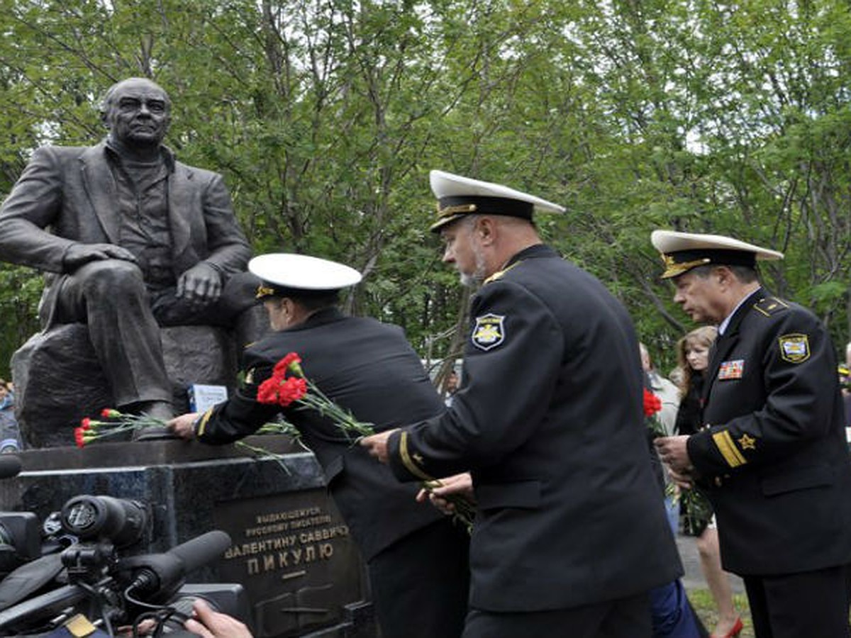 В Мурманске открыли памятник Валентину Пикулю - KP.RU